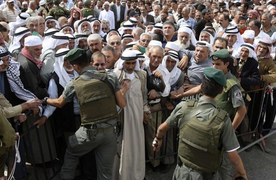 حضور بیش از 300هزار نمازگزار فلسطینی در جوار مسجدالاقصی/ وقتی جوانان مقاومت از دیوارهای ظالمانه صهیونیست&zwnj;ها عبور می&zwnj;کنند!