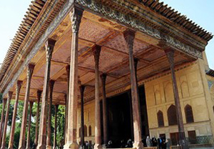 آغاز مرمت سقف ایوان چهل‌ستون
