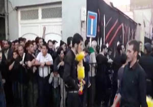مهمانان خدا در صف کیلومتری افطار !! + فیلم