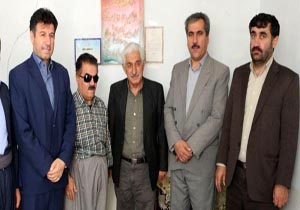 دیدار مسئولان با شاعر روشندل مهابادی