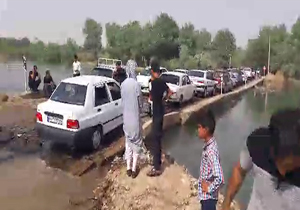 دشواری تردد از پل شناور رودخانه کرخه + فیلم