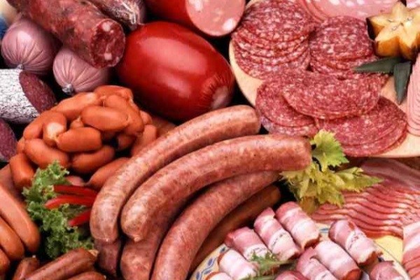 شرکت‌های تولید کننده سوسیس و کالباس نظارت می‌شوند/ خمیر مرغ نباید از بازار تهیه شود