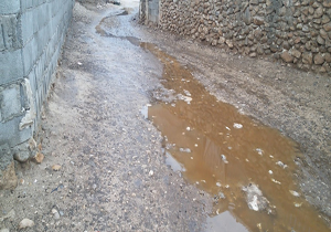 فاضلاب، معابر روستای «سنگر سفلی» را فرا گرفت + فیلم