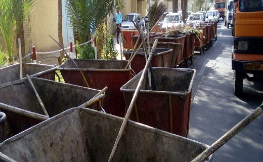 تجمع پاکبانان مقابل شهرداری منطقه 5 زاهدان/ 5 ماه است حقوق نگرفته ایم + عکس