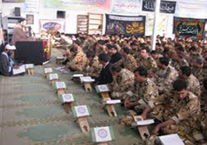 حضور سربازان و کارکنان پادگان کازرون در محفل انس با قرآن