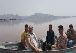 شنای نمادین جانباز ۷۰ درصد دفاع مقدس در دریاچه ارومیه
