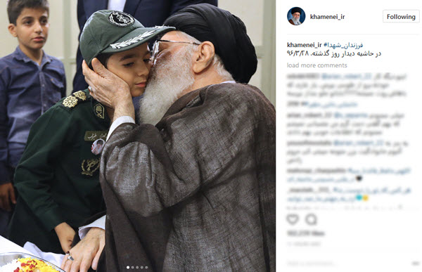 تصاویری از فرزندان شهدا در آغوش رهبر انقلاب