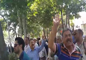 تجمع سپرده‌گذاران کاسپین مقابل نهاد ریاست جمهوری + فیلم