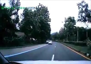 لحظه واژگونی یک خودرو پس از تصادف با وانت + فیلم