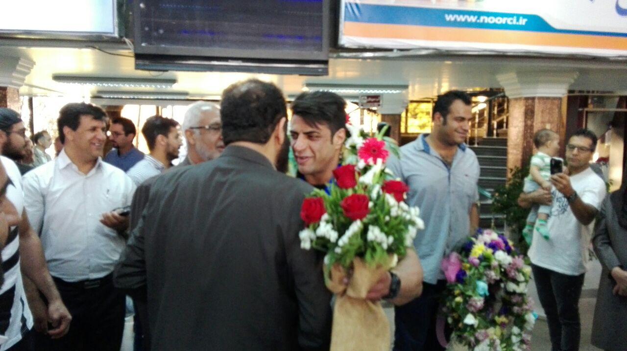 بازگشت افتخارآفرین قهرمان پرورش اندام آسیا + تصاویر
