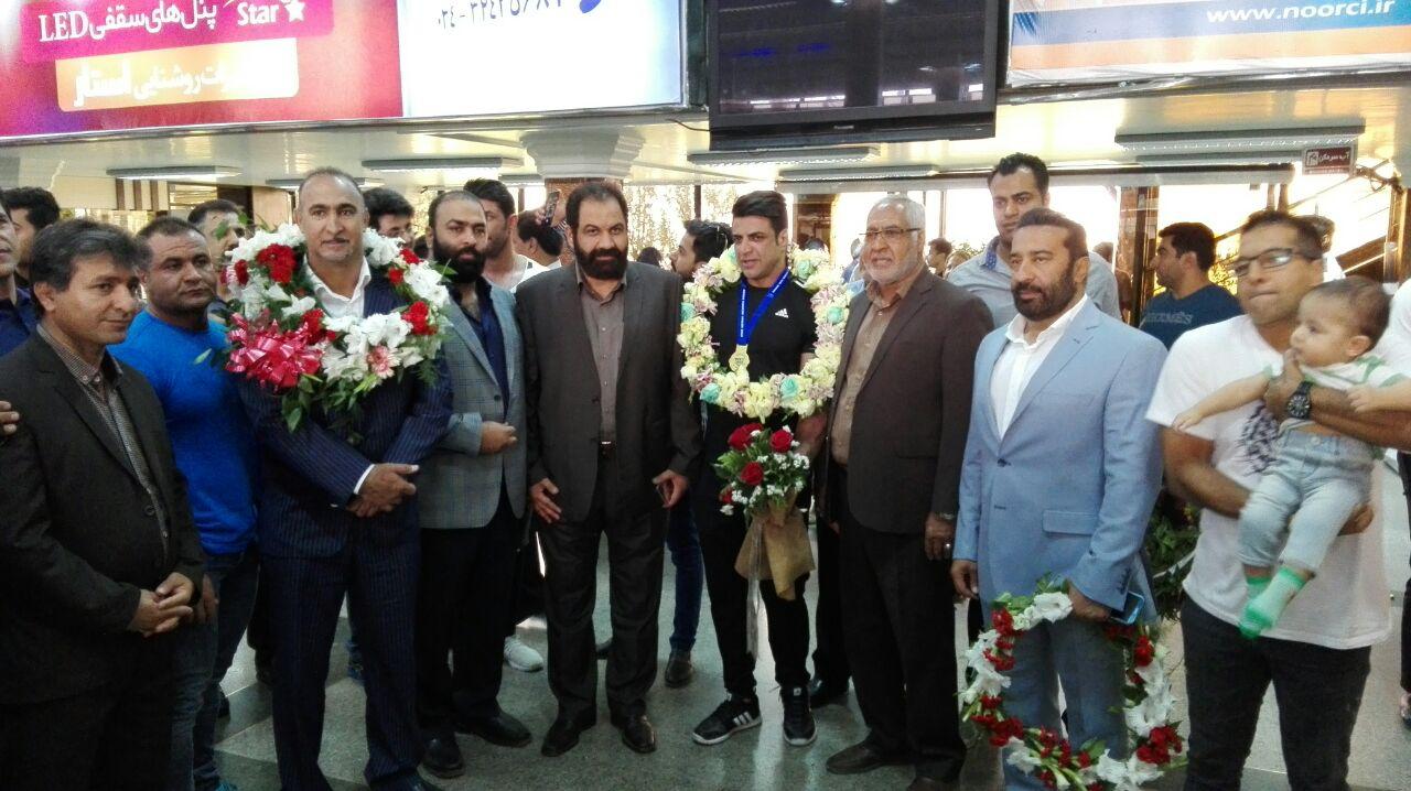 بازگشت افتخارآفرین قهرمان پرورش اندام آسیا + تصاویر