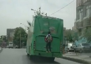 حرکت خطرناک و عجیب دانش آموز نوجوان! + فیلم