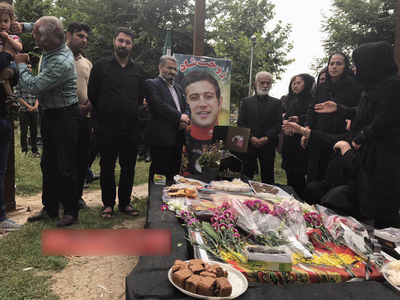 تولد مهرداد اولادی بر سر مزارش+تصاویر