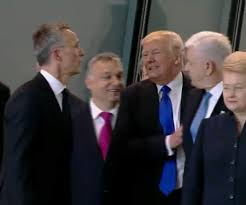 حرکت عجیب و زشت ترامپ در حاشیه نشست ناتو!+تصاویر