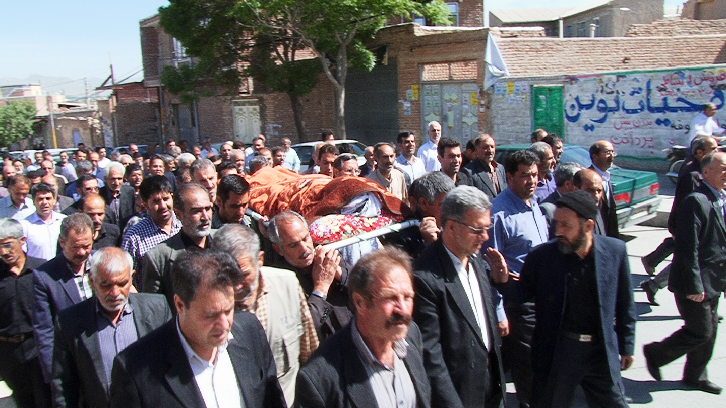 تشییع پیکر مادر دو شهید در مراغه