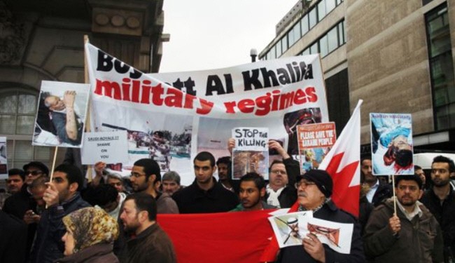 تجمع مسلمانان روزه دار در مقابل سفارت بحرین در پاریس