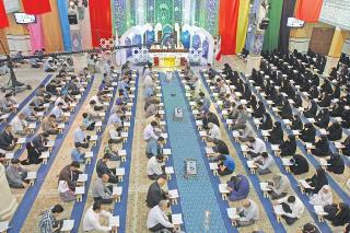 مراسم جمع خوانی با قرآن در رمضان در همدان