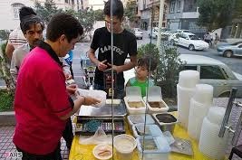 بازار داغ فروش آش و حلیم خیابانی/ با خرید این آش و حلیم‌ها بیماری را سرسفره افطار می‌برید