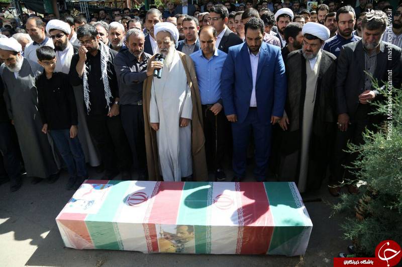 عکس/ نماز آیت&zwnj;الله موحدی کرمانی بر پیکر شهید نصیری