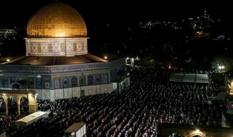 300 هزار فلسطینی شب قدر را در مسجدالاقصی احیا داشتند/ غاصبان صهیونیستی قدس، سنگرهایی آهنی را در اطراف مسجد مستقر کردند