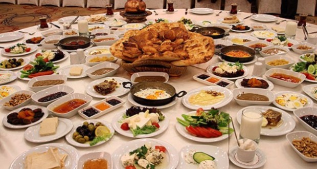 نمایی زیبا و متفاوت از مراسم افطاری روزه&zwnj;داران+عکس