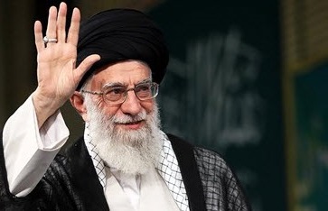 رهبر انقلاب در کنار سرباز کوچک خود + عکس