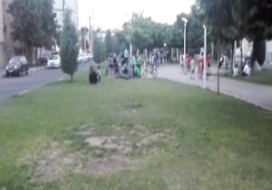 بازی کودکان در فضای سبز وسط بلوار + فیلم