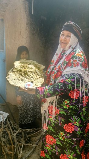 مستند نگاری روش پخت ۲۵ نوع نان سنتی در غرب خراسان رضوی