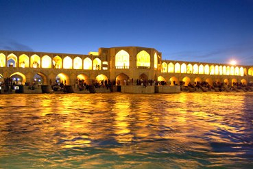 صحنه ای عجیب در بستر خشک زاینده&zwnj;رود