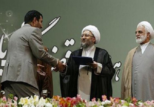 تجلیل از مدیرکل زندان های استان اصفهان به عنوان کارمند نمونه دستگاه قضا