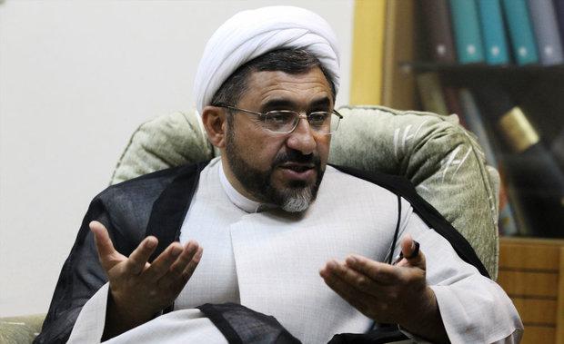 اهدای قرآن&zwnj; با ترجمه انگلیسی به گردشگران خارجی