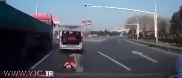 لحظه پرت شدن کودک به بیرون از ماشین +فیلم