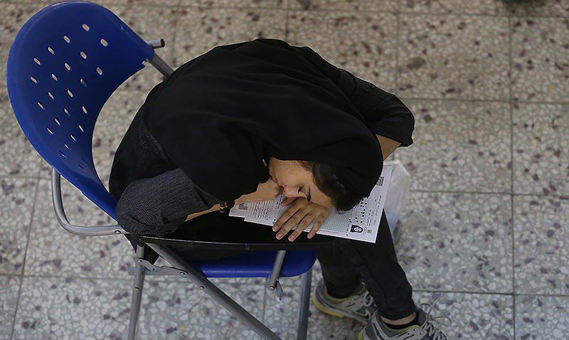 نوستالژی کنکور همچنان حکمرانی می کند/ ورود به تحصیلات دانشگاهی اندر خم یک تستامروز چهل و نهمین کنکور در کشور با رقابت داوطلبان رشته علوم انسانی و راضی کلید خورد و علی رغم صحبت های بسیار برای حذف کنکور همچنان این ماراتن با وجود انتقادات بسیار بر آن در حوزه آموزش کشور حکمرانی می کند.