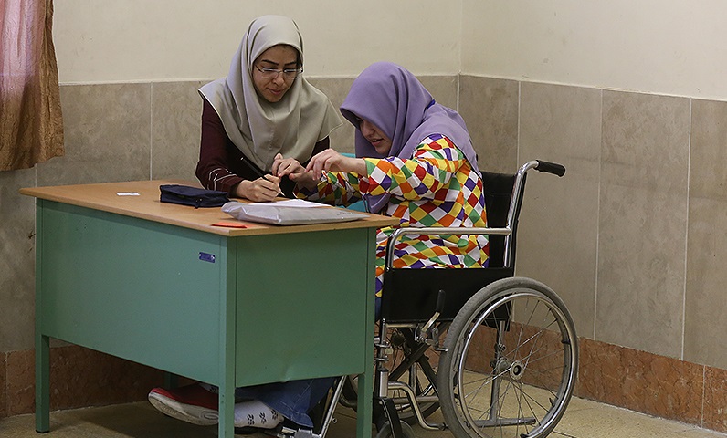 حضور داوطلبان کمتوان جسمی در کنکور سراسری96+تصاویر حضور داوطلبان کمتوان جسمی در کنکور سراسری96+تصاویر