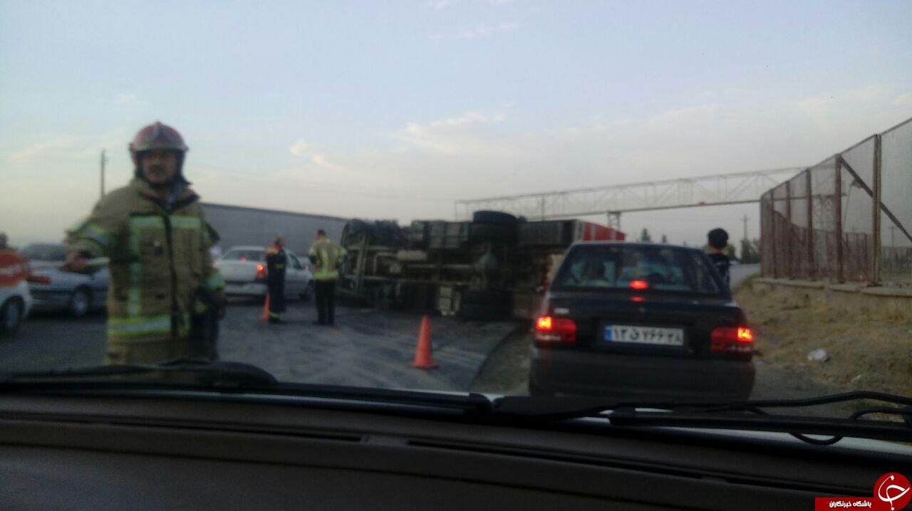 واژگونی خودرو آتش نشانی در جاده + تصاویر