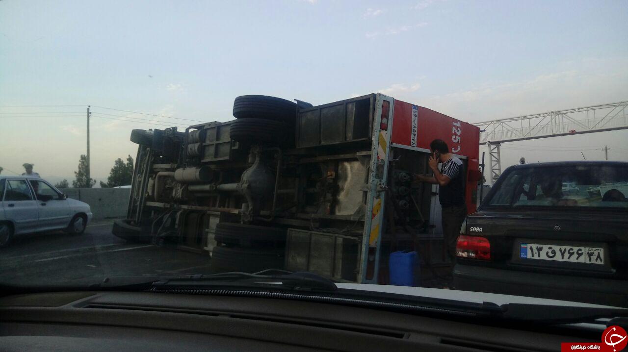 واژگونی خودرو آتش نشانی در جاده + تصاویر