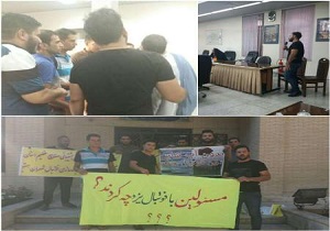 تجمع هواداران تیم فوتبال فولاد یزد در محل شورای اسلامی شهر یزد