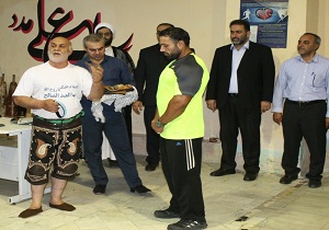 اهدا بازوبند پهلوانی به قهرمان کرمانشاهی پرورش اندام
