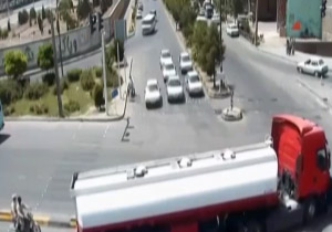 لحظه عجیب تصادف تریلی با پراید + فیلم