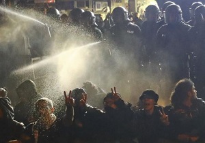 رقیب سیاسی مرکل: تظاهرکنندگان در هامبورگ مشابه تروریست‌ها رفتار کردند