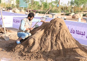 ساخت مجسمه های شنی در  شهر کویری بافق