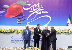 دریافت لوح زرین جشنواره عمران سلامت