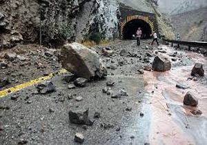 یک مصدوم در ریزش سنگ از کوه