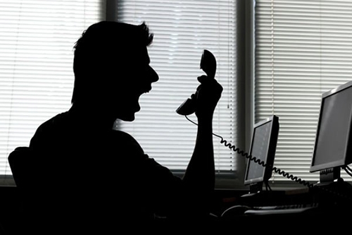 چرا برخی از افراد بلند صحبت می کنند