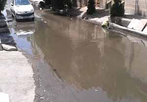 دریاچه‌ای از فاضلاب در خیابان کافی اهواز + فیلم