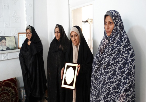 دیدار فرمانده لشگر ۸۴ ارتش با خانواده شهید اردشیر زاهدی نیا + تصاویر