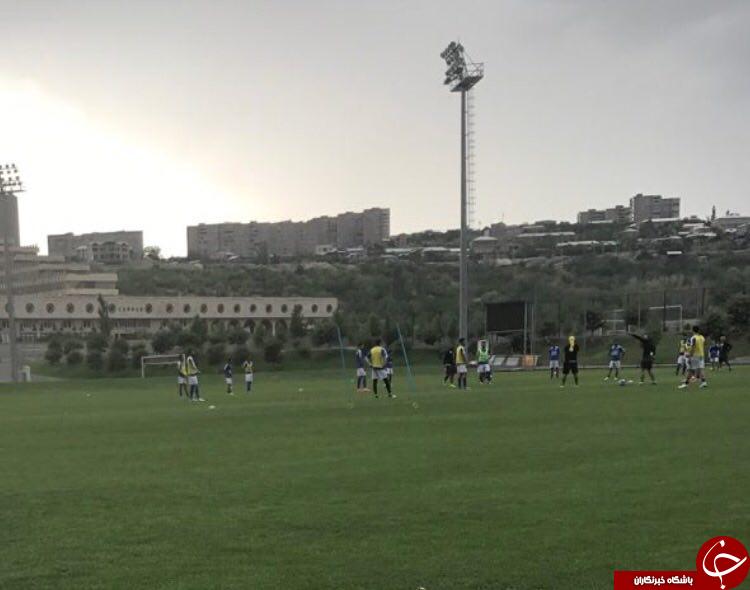 تمرين شاگردان منصوريان زير بارش باران