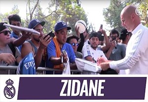 امضا دادن زیدان به هواداران در لس آنجلس + فیلم