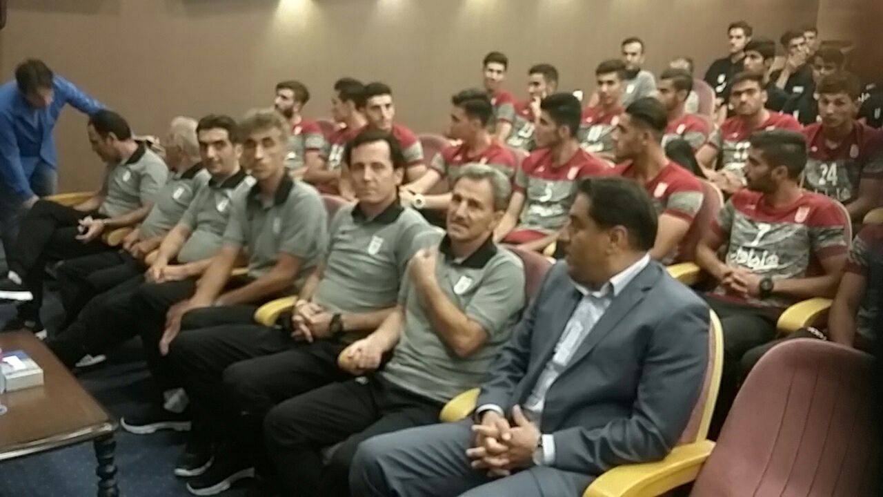 مدیر و مربیان تیم امید حکم خود را تحویل گرفتند