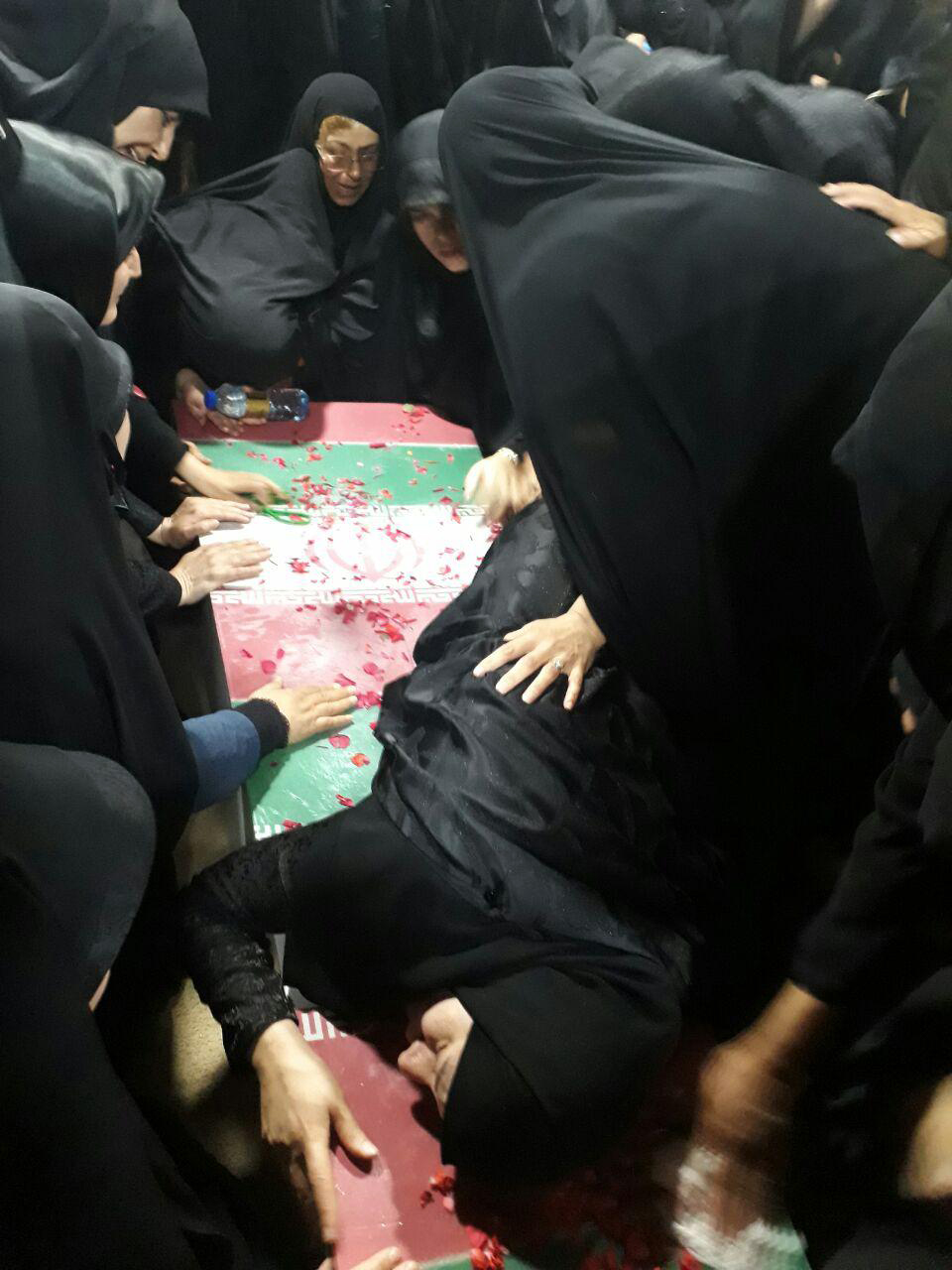وداع با پیکر شهید مدافع حرم، «بهرام مهرداد» در معراج الشهدا+ تصاویر